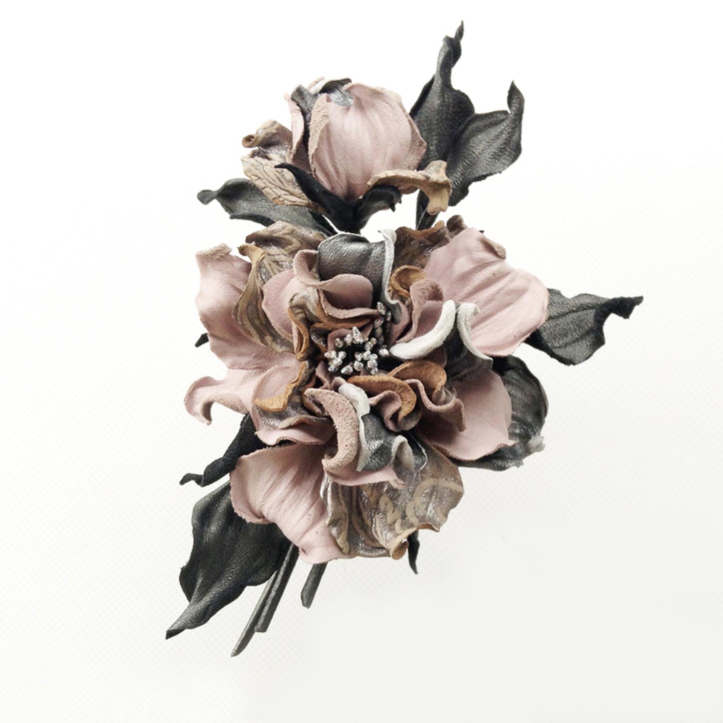 Бутоньерка – Роза «Изидора» 

Выполнена из натуральной кожи 4 видов фактур

Размер 18см
