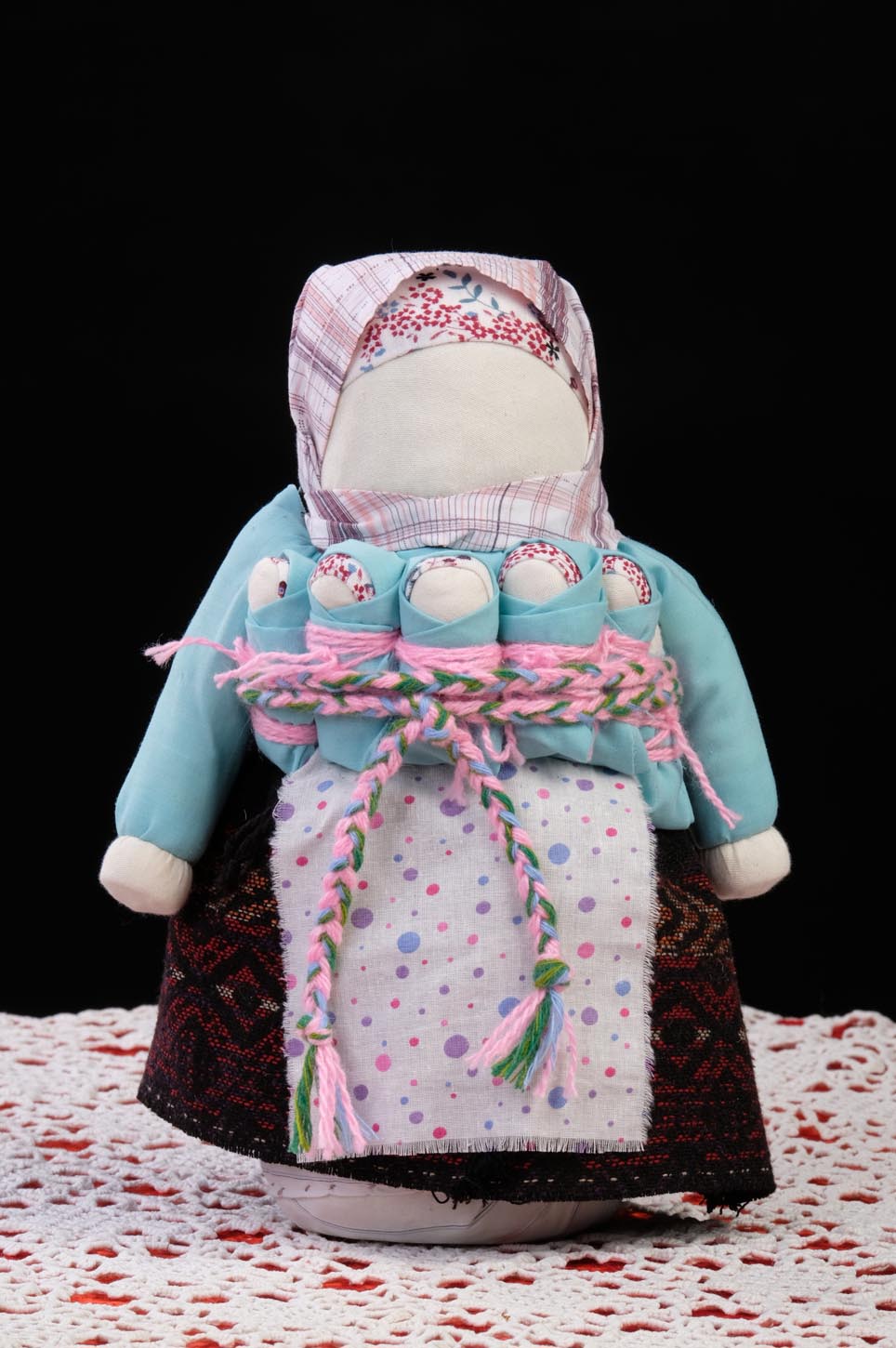 Кукла-оберег
  Мамка с детьми
  
  
  Ситец, шерсть,
  бязь, 37 см, кукла-столбушка