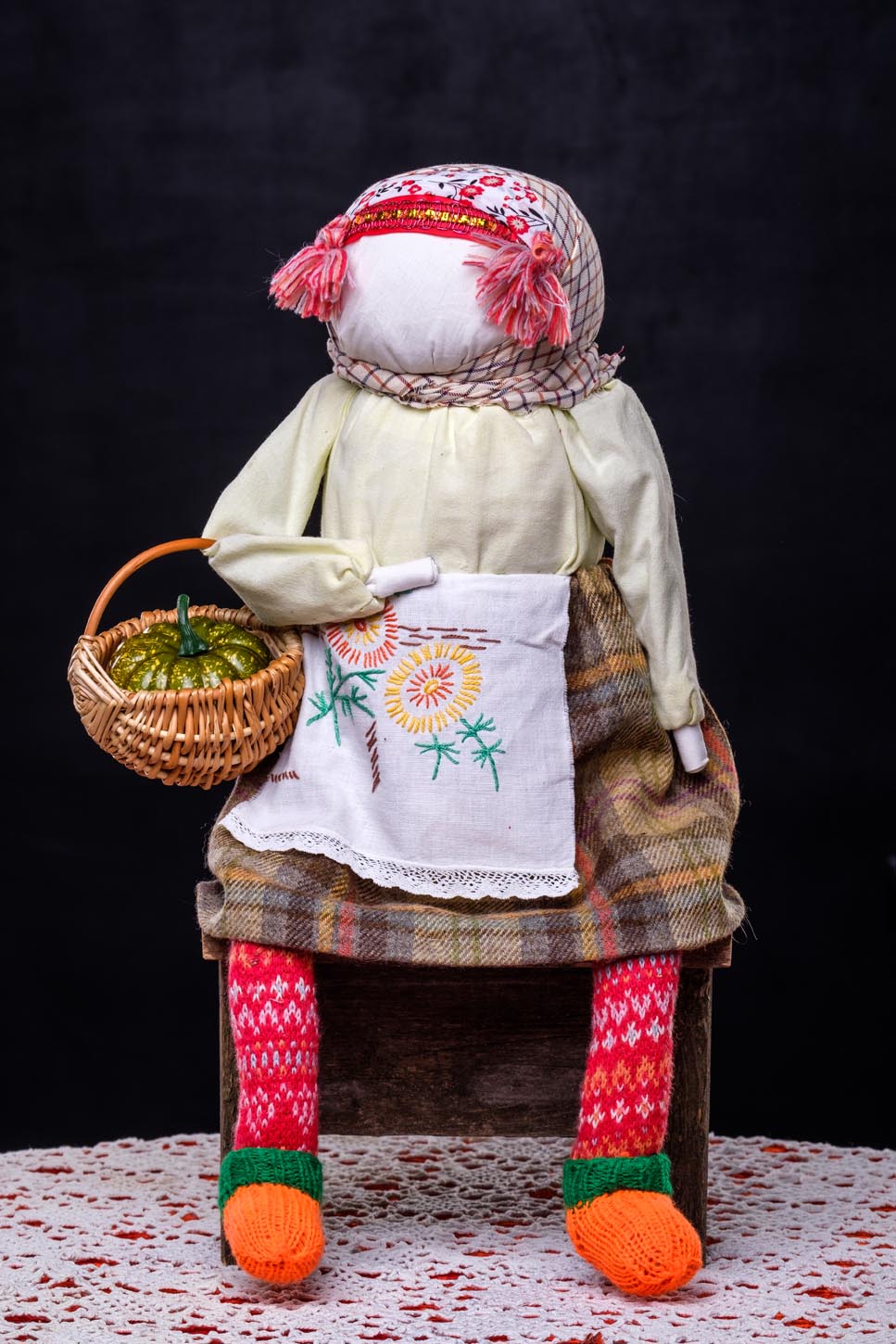 Кукла
  с тыквой в традиционно стилизованном костюме
  
  
  Ситец, шерсть,
  пряжа, 72 см, скрутка