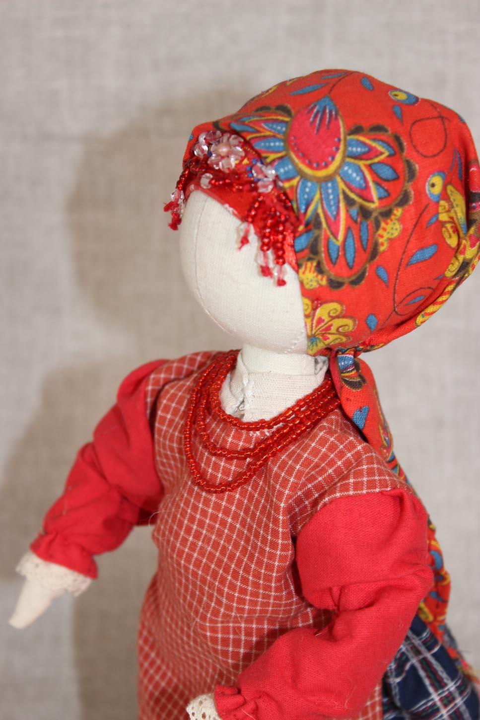 Кукла в праздничном костюме Барятинского района. Фрагмент.