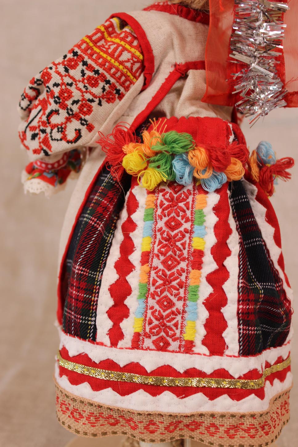 Кукла в праздничном костюме Юхновского района. Фрагмент.