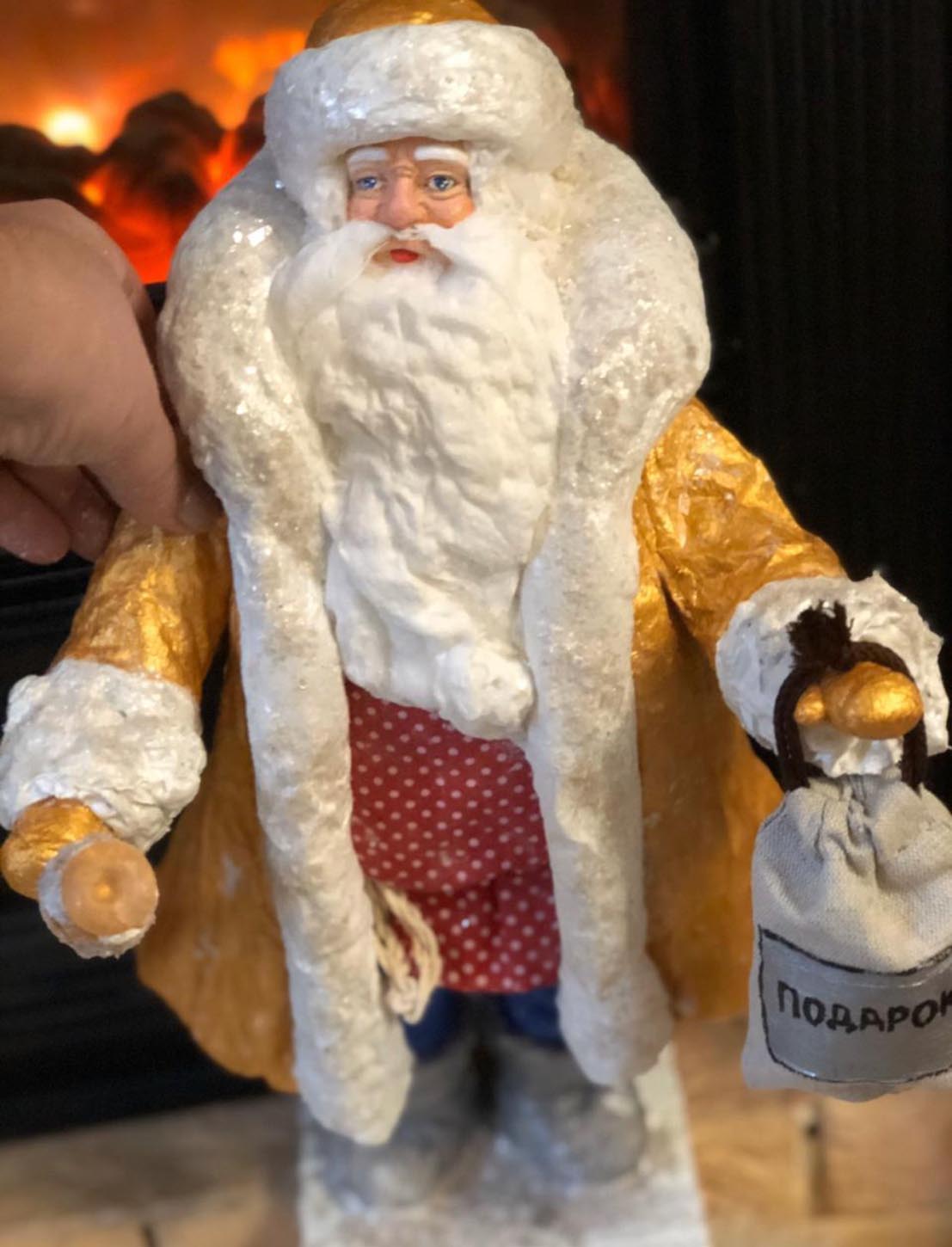 Дед Мороз
  
  
  Материалы: вата,
  клейстер, акриловые краски, полимерная глина.
  Размер игрушки: 35
  см.